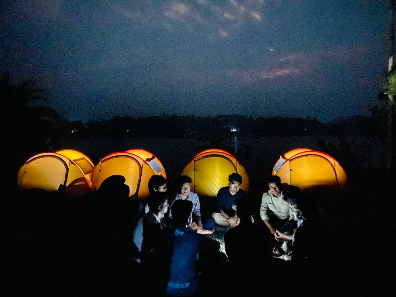 ফোনের আলোয় উনো চলছে