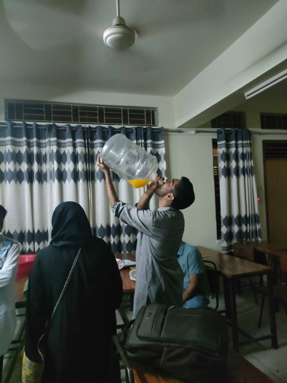ছেলেটা এইভাবে কেন খাচ্ছে জানি না (ইফতার পার্টিতে)