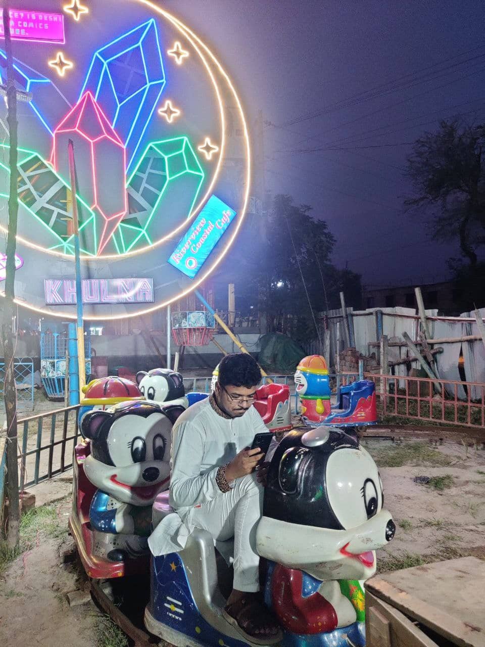 বরিশালের মালটার সব সময় ফোন হাতে থাকে
