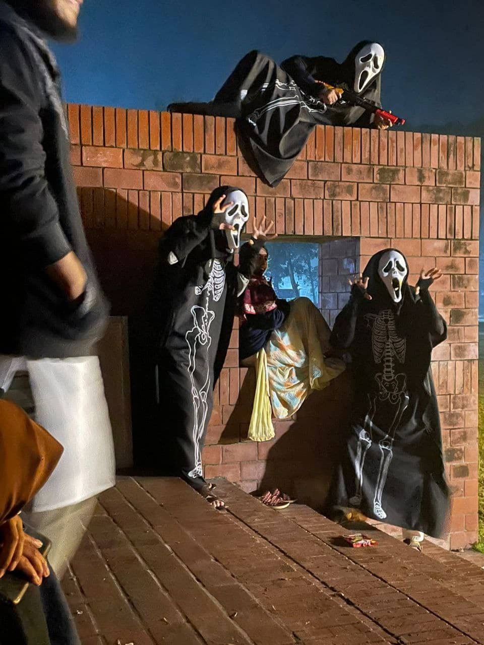 ভূত গুলো ছবি তুলবে