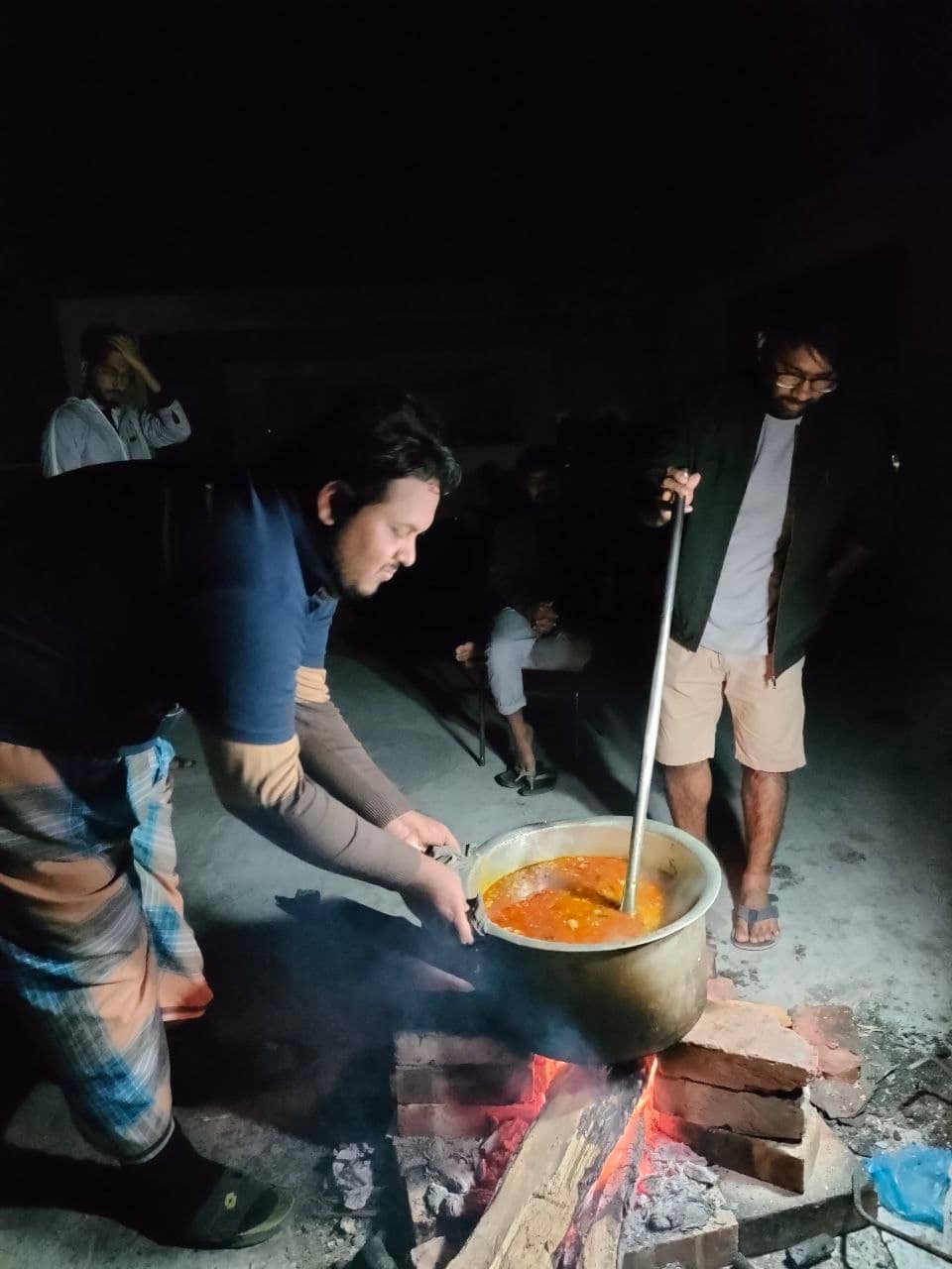খাজার ছাদে রান্নার আয়োজন