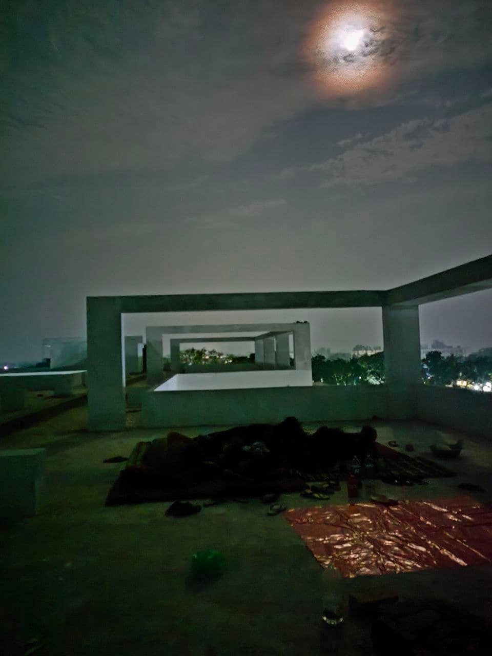 রান্না শেষে আড্ডা ও চন্দ্র বিলাশ চলছে