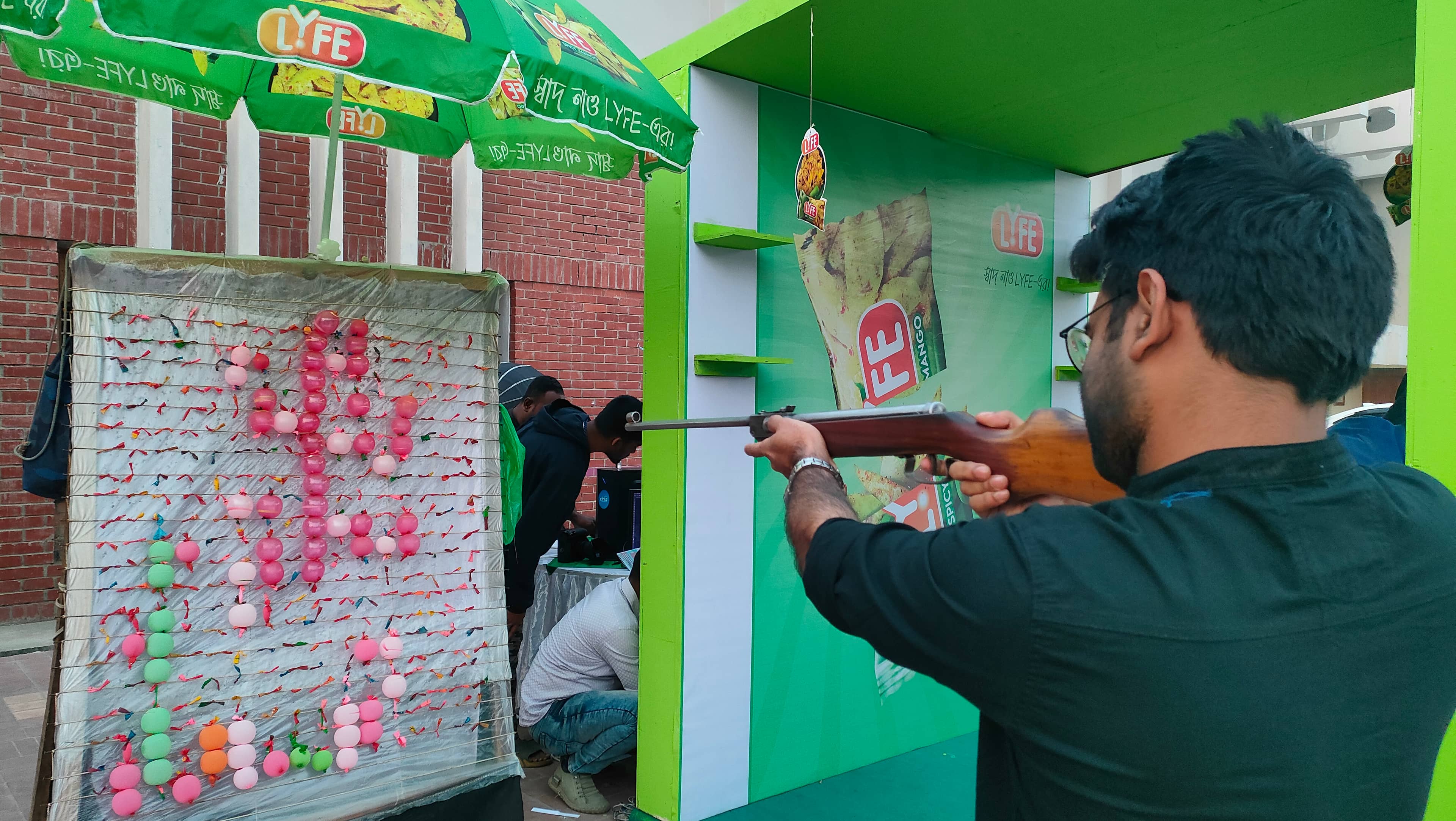 ফোন নাম্বারের বিনিময়ে ৩ টা করে গুলি করতে দিচ্ছিলো