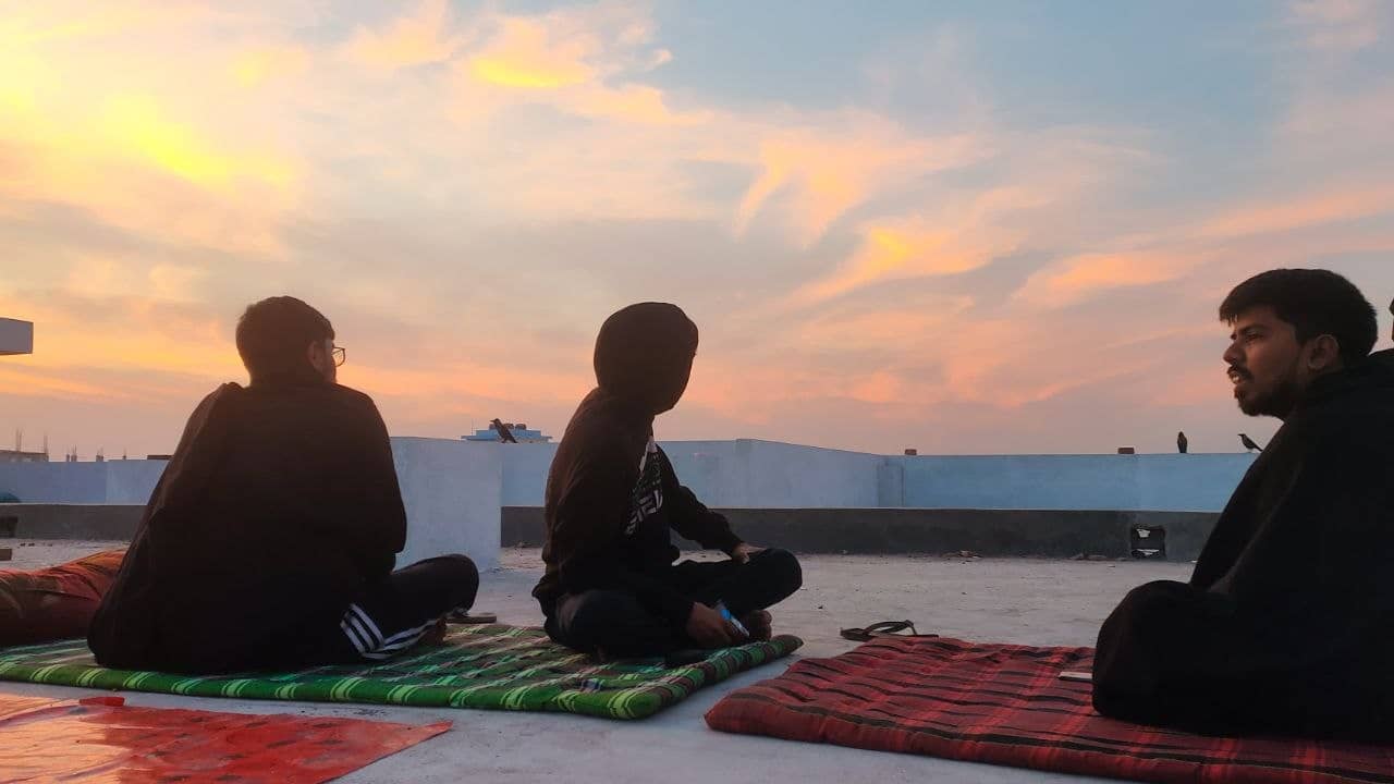 খাজা হলের ছাদে রাত কাটানোর পর