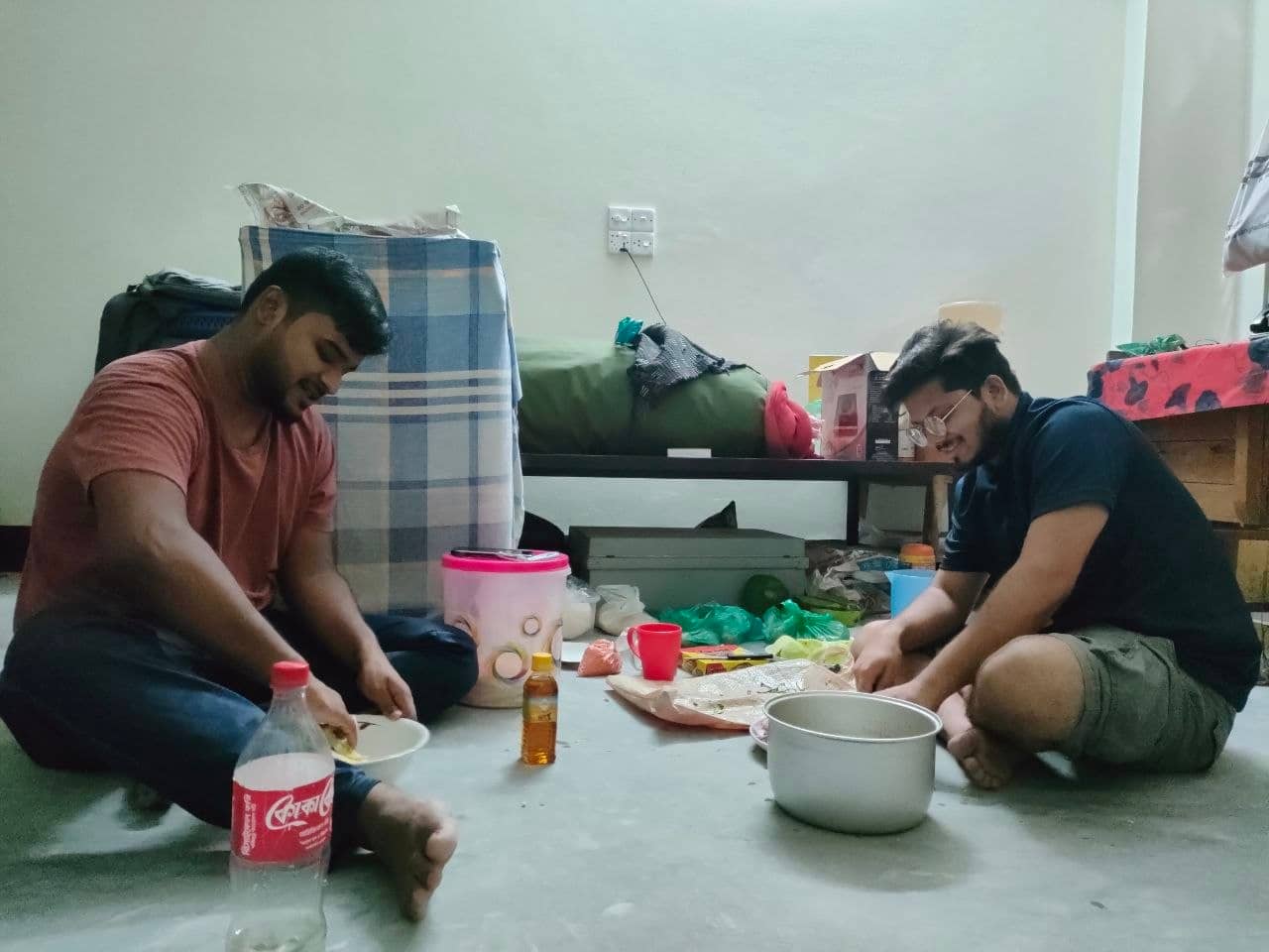 পিয়াসের অনুপস্থিতিতে রান্না চলছে
