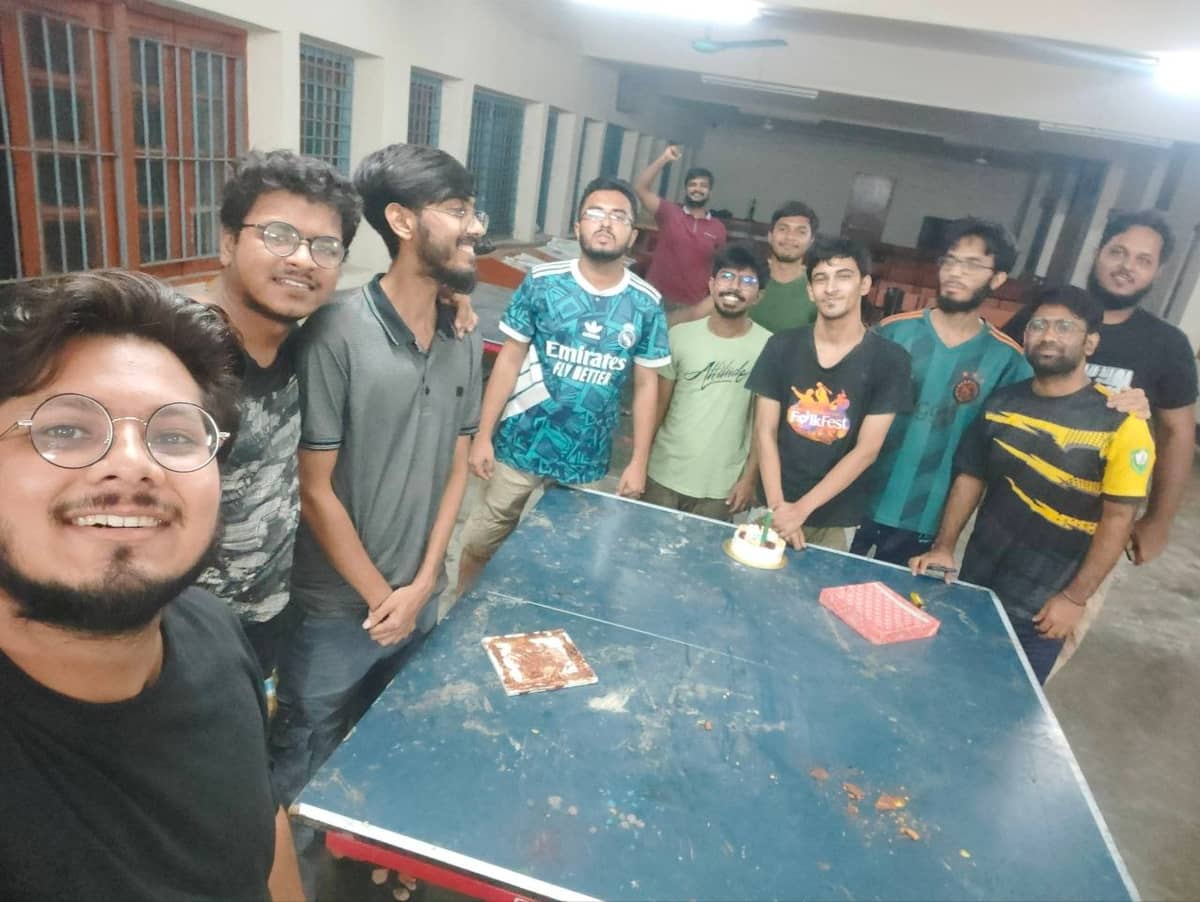জন্মদিন গুলো মোটামুটি ভালো ভাবেই পালন করা হত। এটা ছিল আরিয়ানের জন্মদিন।