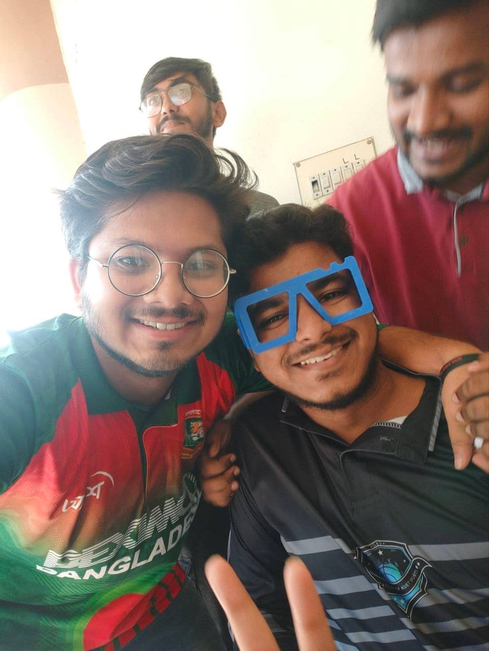 চশমটাই বন্ধুর প্রজেক্টে। পরে অবশ্য অনেক গুলো যন্ত্র লাগায় সেখানে
