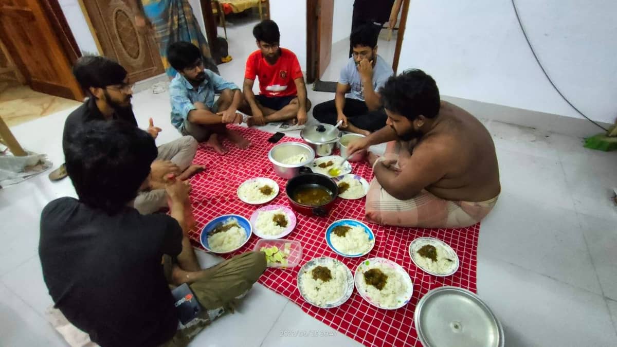 খাবার তদারকি করছে পিয়াস