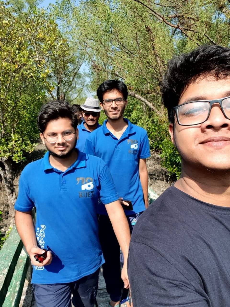 সুন্দরবনের কিছু যায়গায় এমন ডেকের মত করা আছে। এর উপর দিয়ে হেটে হেটে ঘুরতে হয়