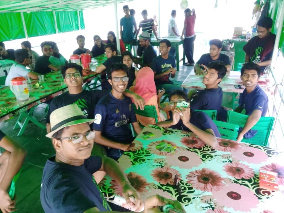 খাওয়া শেষে এখানেই আড্ডা চলত