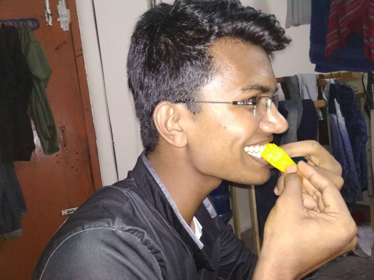 রাজশাহী থেকে রাফি আম এনেছিল আমাদের জন্য। (ছবিতেঃ স্বপন)