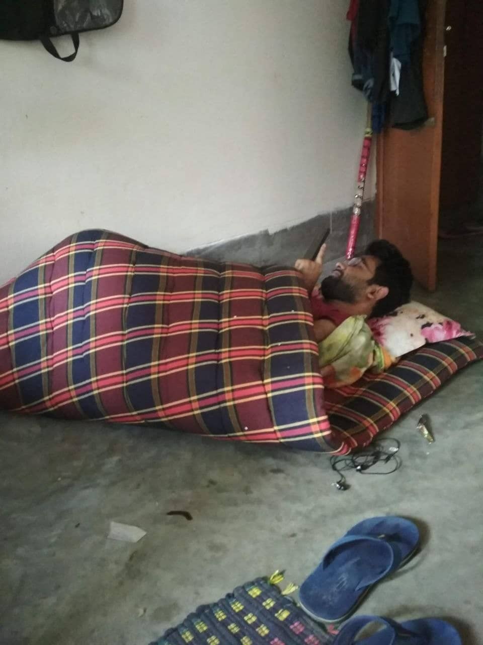 উঠতে বলার পরও যখন উঠছিল না, তাই এই ব্যবস্থা।