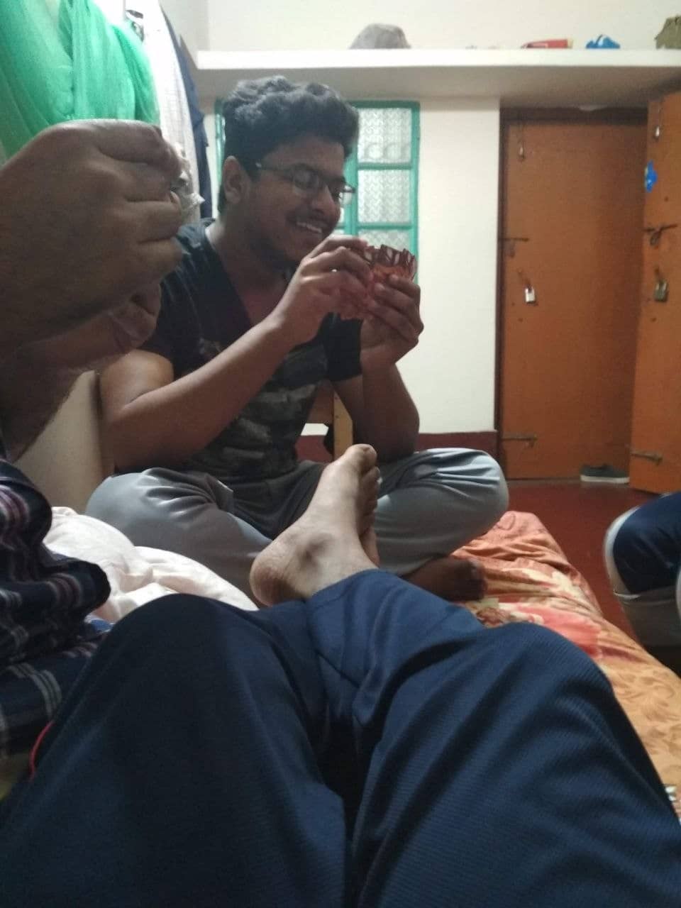 কার্ড খেলা চলছে