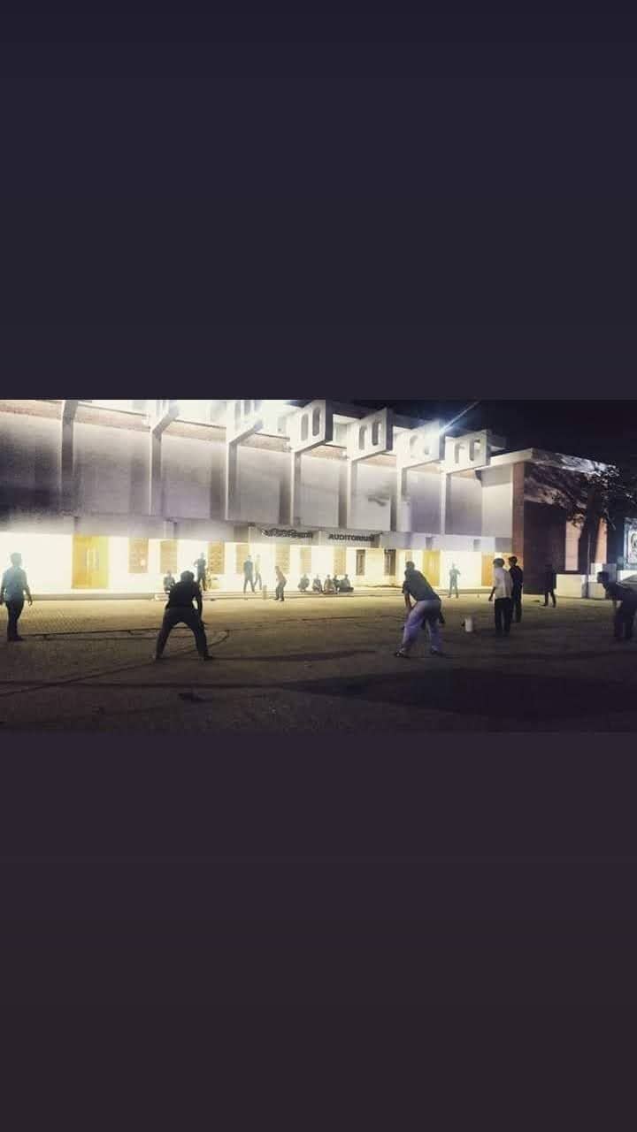 মাঝে মাঝে রাতের বেলা ক্রিকেট চলত