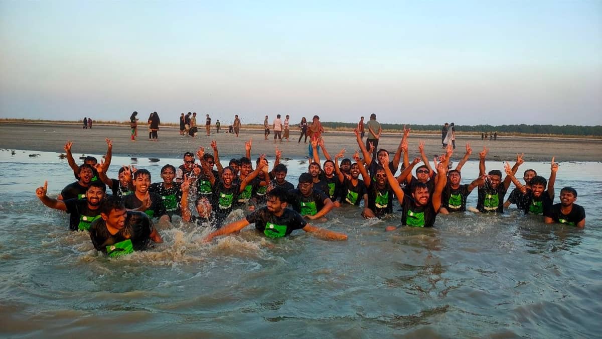খেলা শেষে গোসল