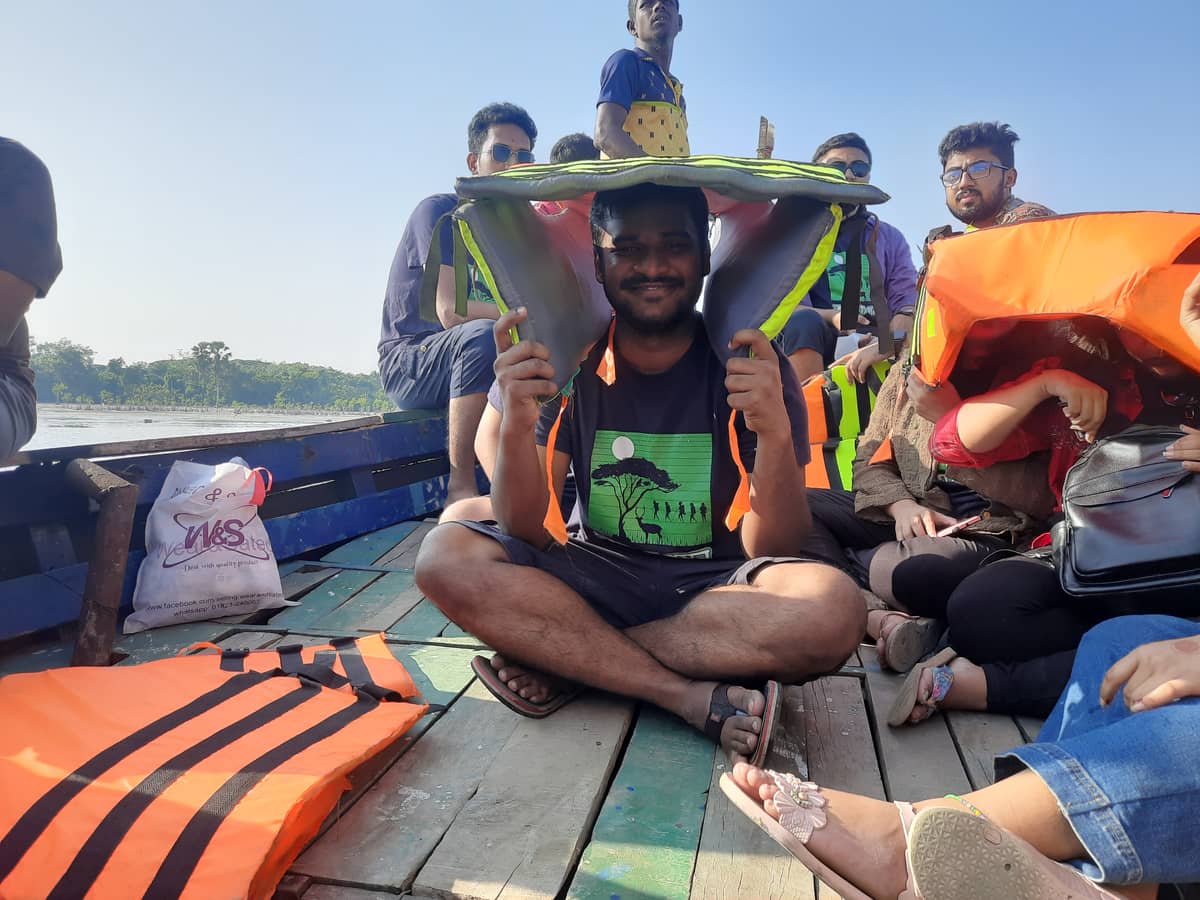 রোদ থেকে বাঁচার চেষ্টা