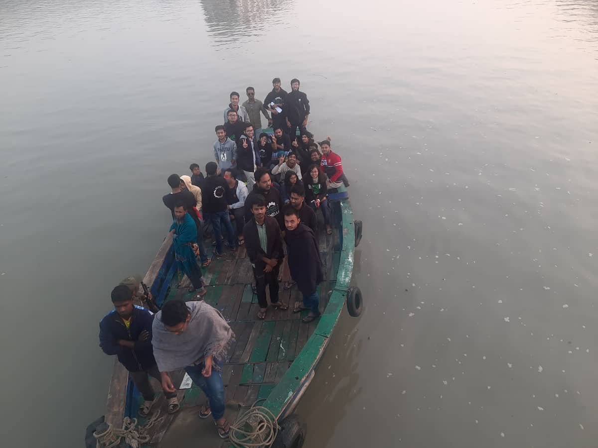সবাই নৌকায় উঠছে