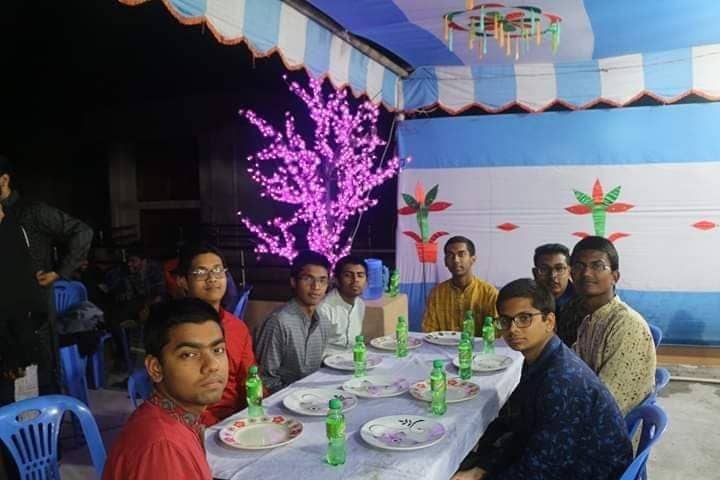 বিএমই '১৪ এর ক্যাম্প ফায়ারে। জুনিয়র ব্যাচ হিসাবে সুন্দর করে চুল দাড়ি কেটেছিলাম সবাই