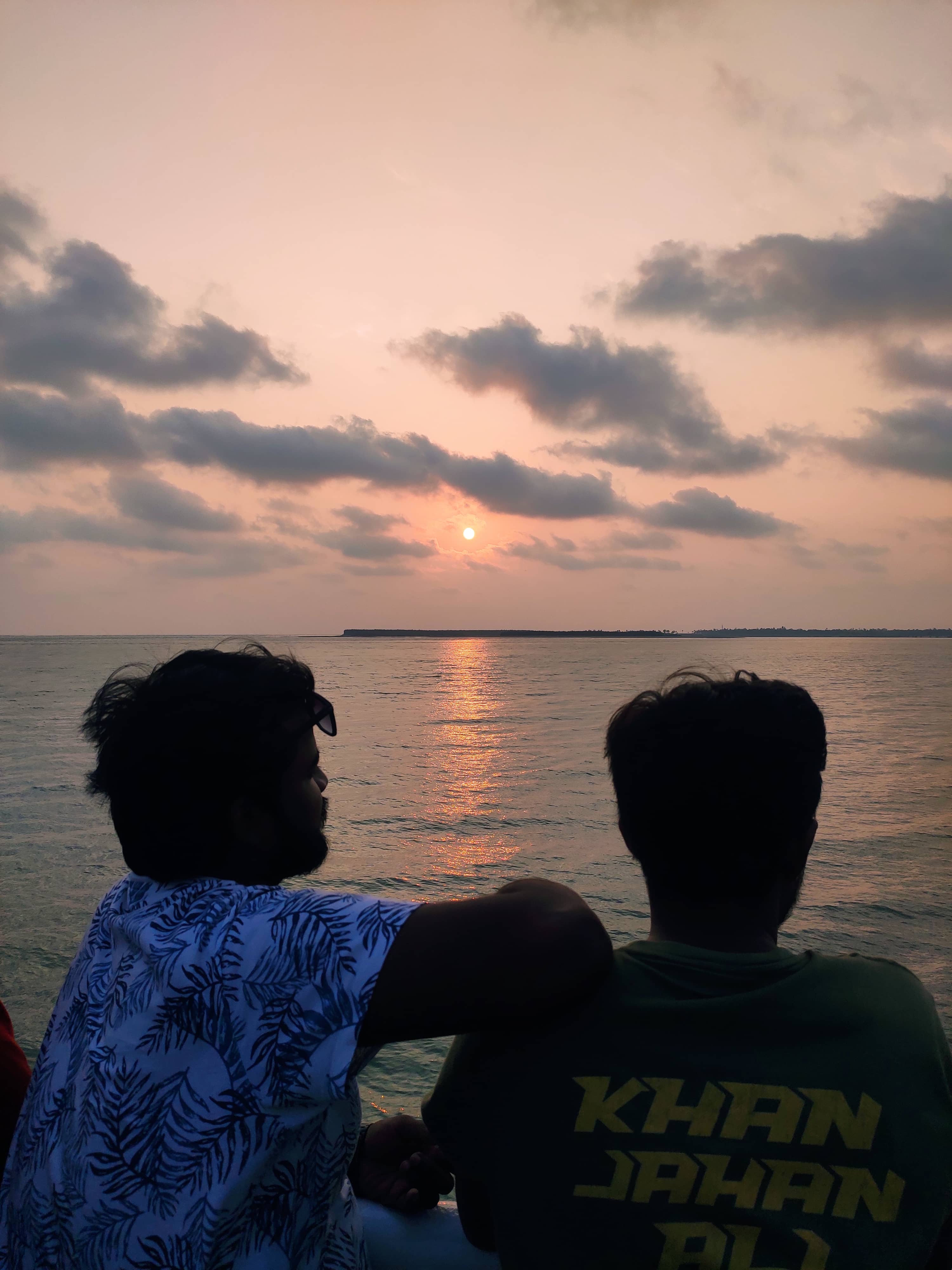 দূরে সূর্য অস্ত যায়