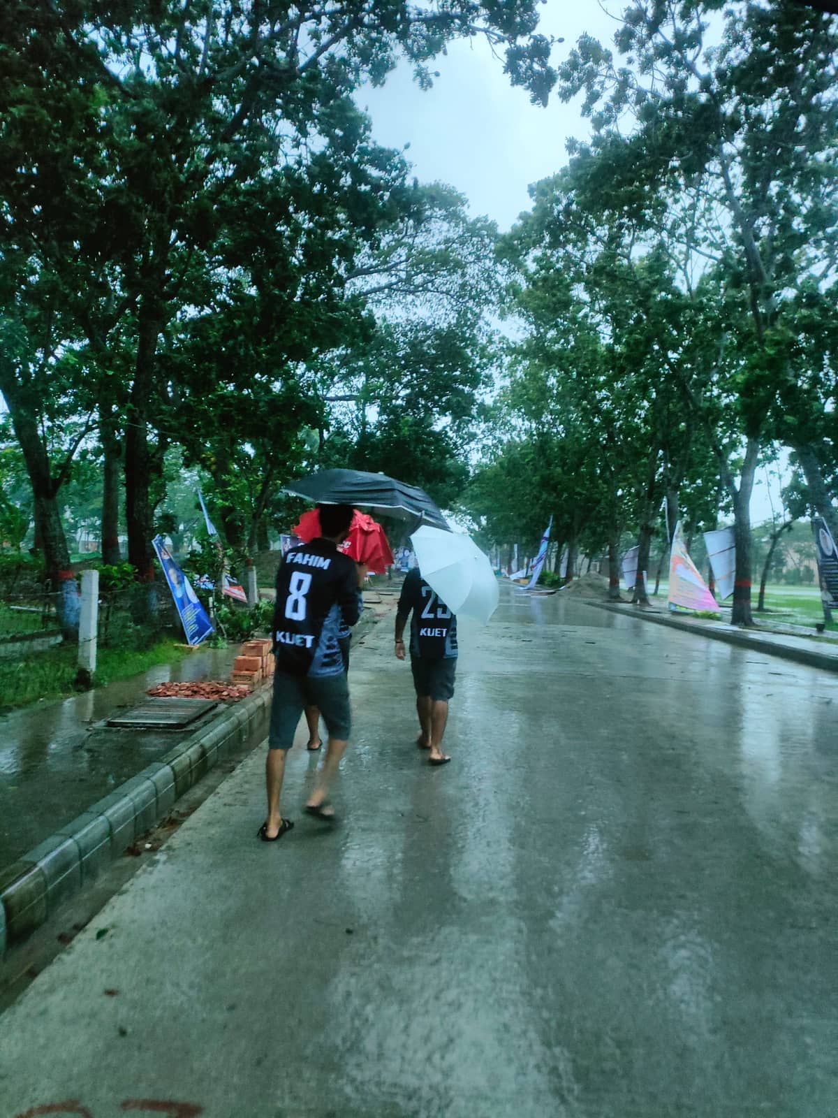 বৃষ্টিতে মাঝে ভ্রমণ