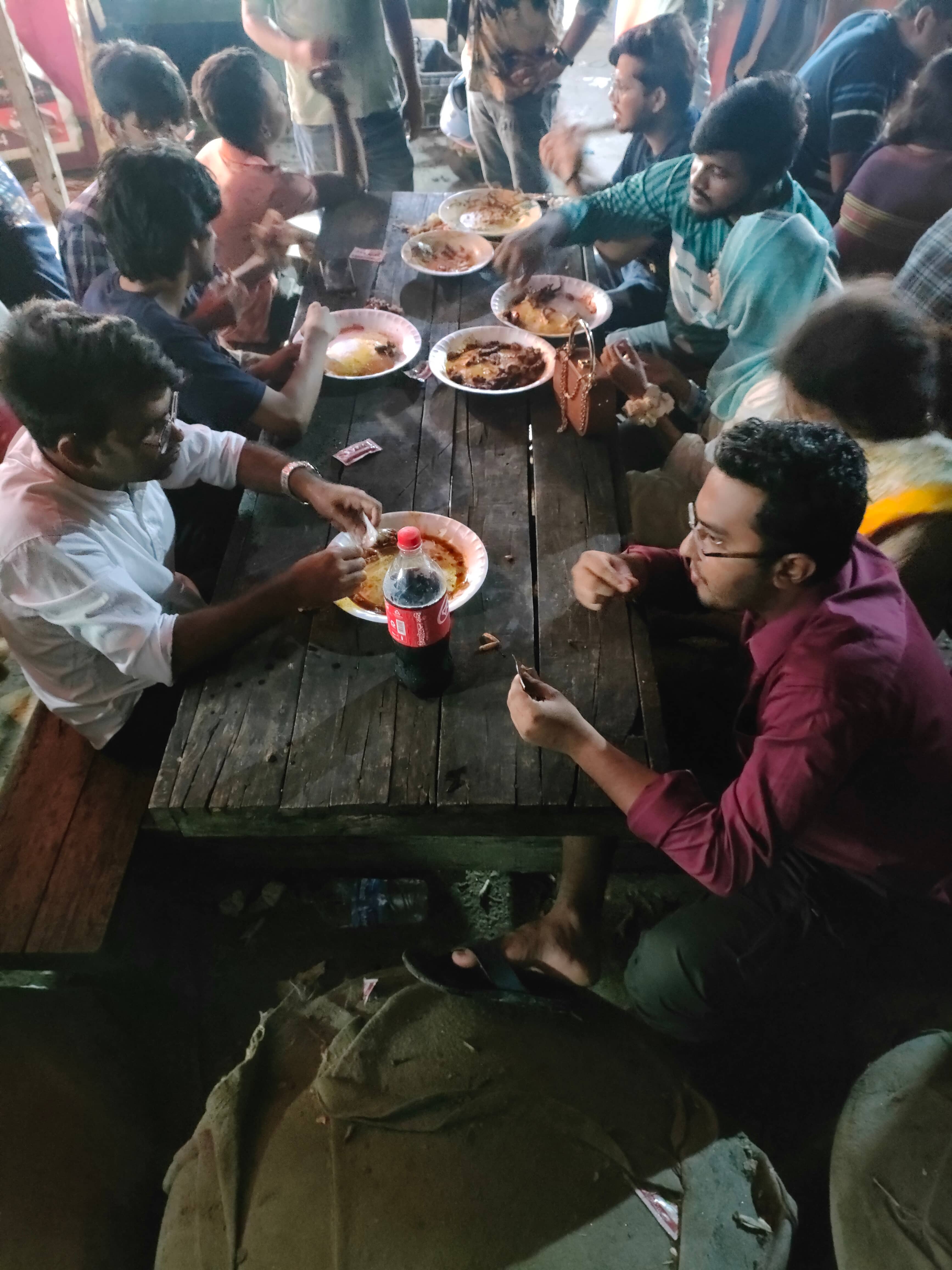 সামুদ্রিক মাছ খাওয়া হচ্ছে (কুয়াকাটা)