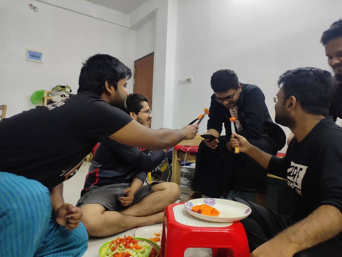 বন্ধুকে গাজর দিচ্ছে সবাই