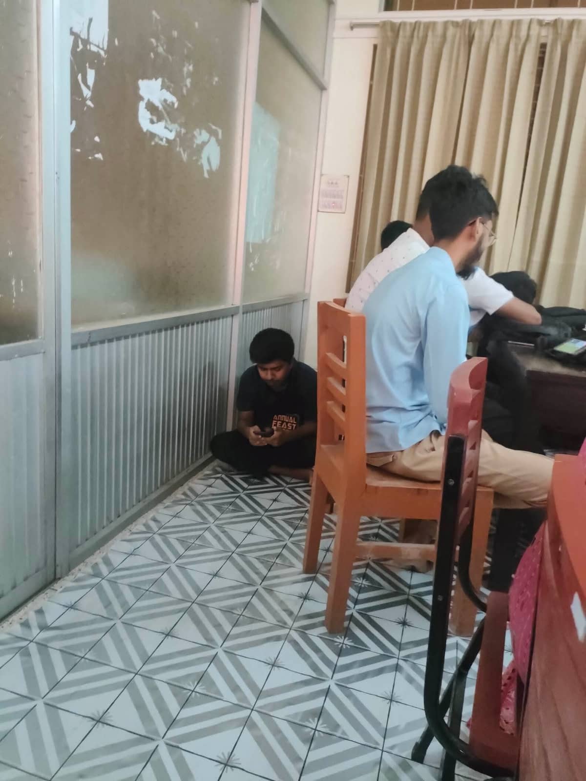 কুয়েটের শিক্ষকও (তৎকালীন ছাত্র) ল্যাবে ফোন চালাচ্ছিল।