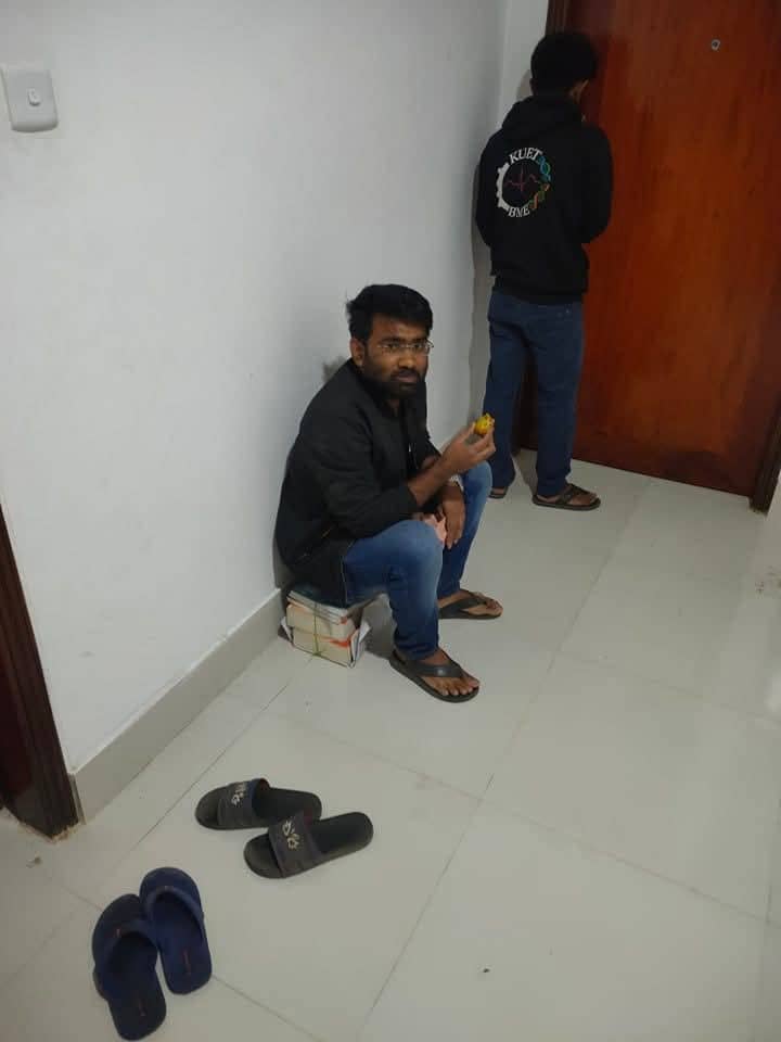 ৩য় বর্ষের শুরুতেই গিয়ে ছিলাম বিসিএস-এর বই কিনতে। সব গুলো বই হারিয়ে ফেলেছি ৬ মাসের মাঝেই