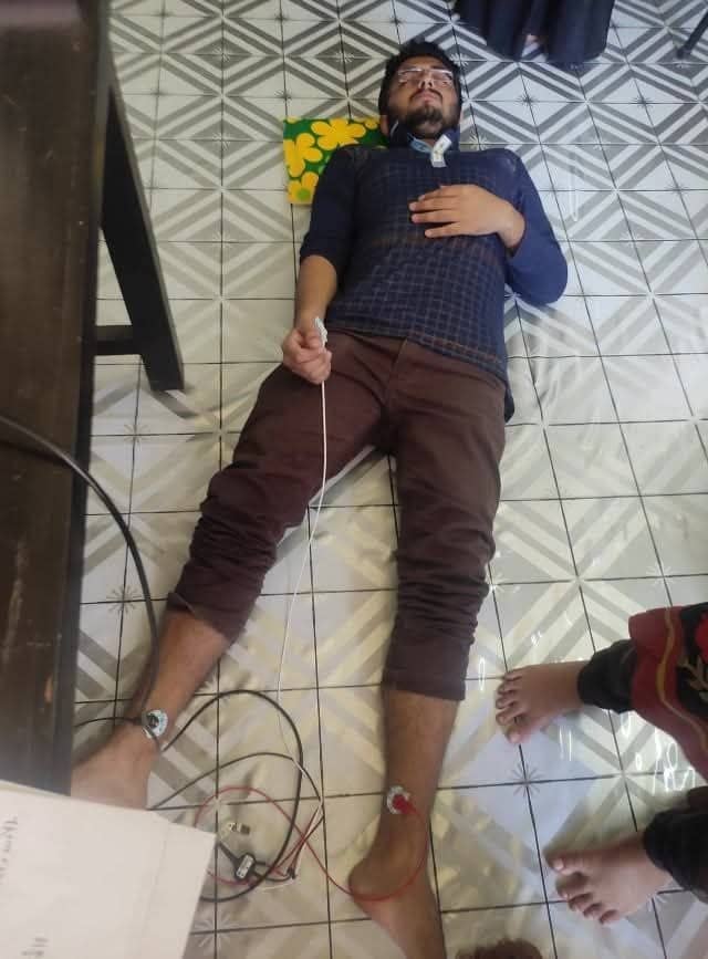 ডাটা নেওয়ার জন্য রোগীকে মাটিতে ফেলে দেওয়া হয়েছে