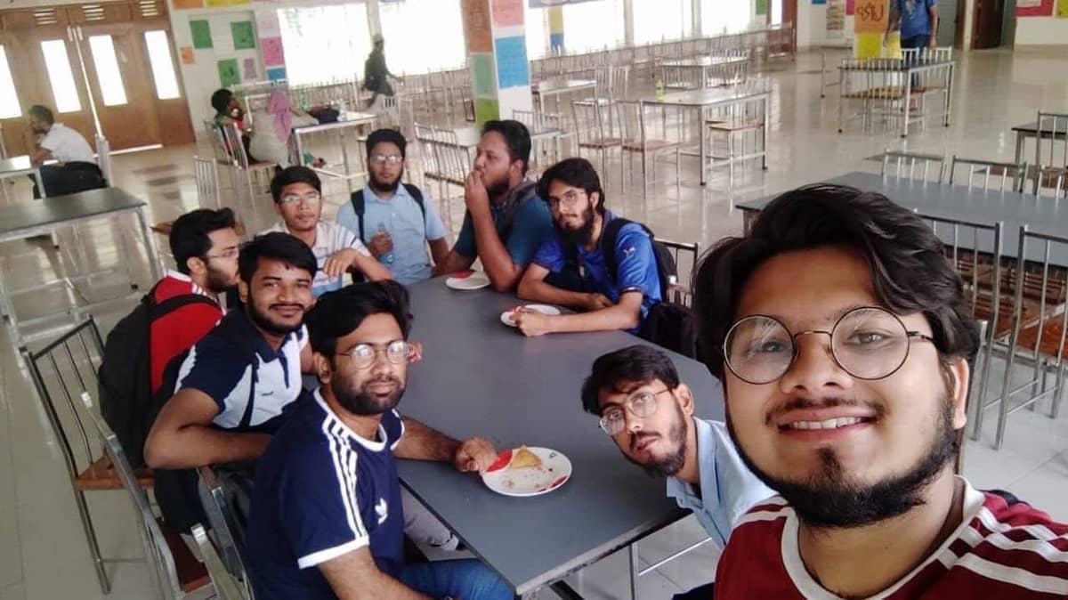 খুব অল্পই বসা হতো কুয়েট ক্যাফেতে