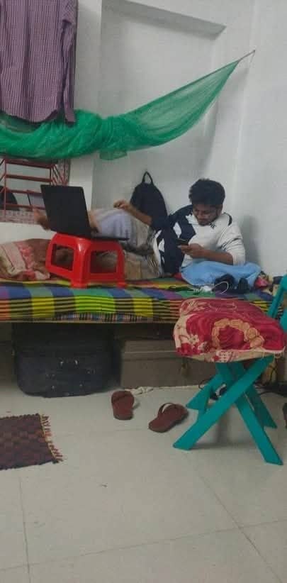 ল্যাপটপ রাখার অভিনব পদ্ধতি
