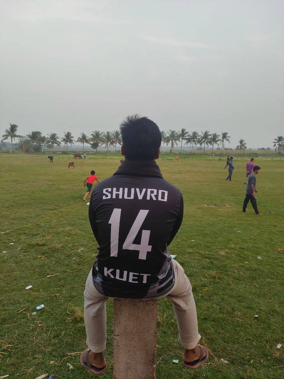 দন্ডে বসে খেলা উপভোগ চলছে